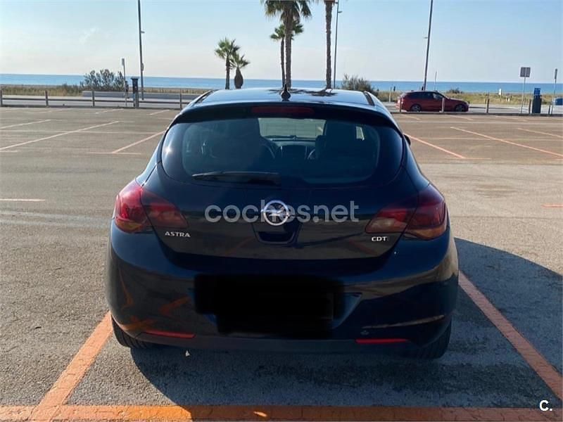 Usado Opel Astra Essentia 90 CV (66 kW) 2011 Negro Berlina