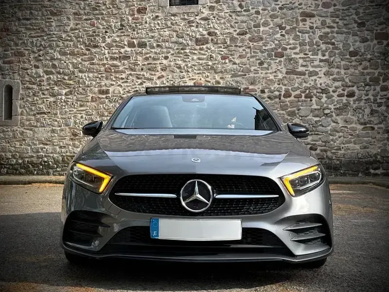 Usado Mercedes A180 136 CV (100 kW) 2022 Gris / plata Berlina