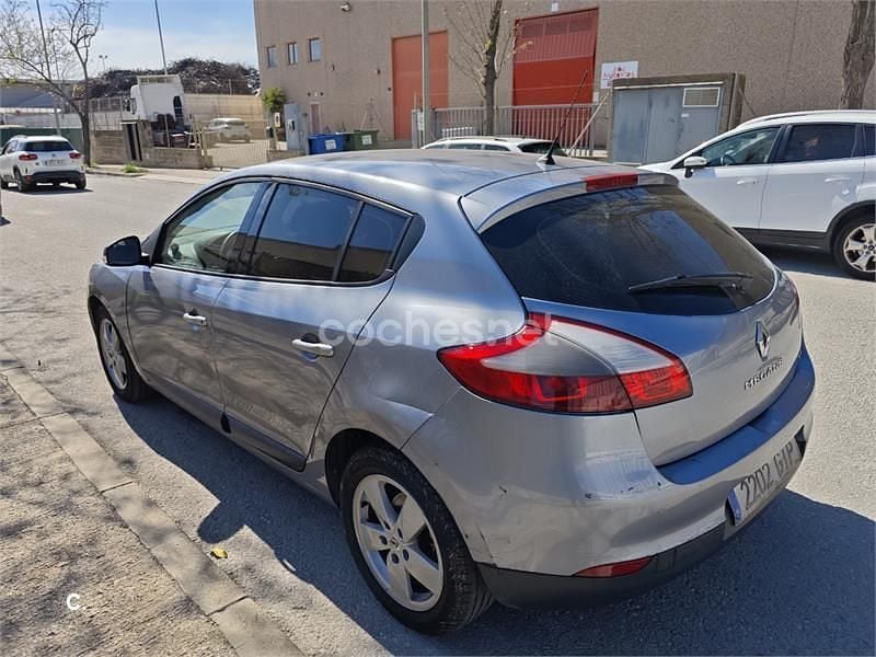Usado Renault Mégane Dynamique 105 CV (77 kW) 2010 Gris / plata Berlina