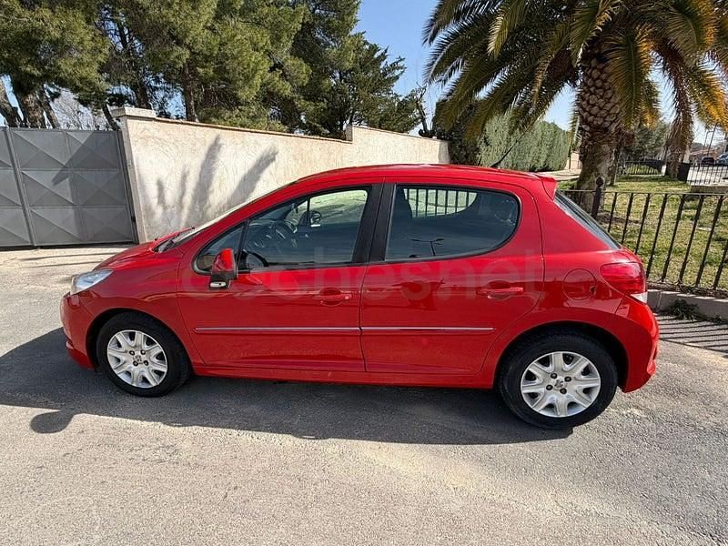 Usado Peugeot 207 Business-Line 70 CV (51 kW) 2011 Rojo Berlina