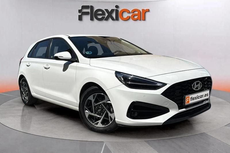 Blanco Usado 2024 Hyundai i30 Berlina | 18.990 € (Precio justo) - Imagen 1/4
