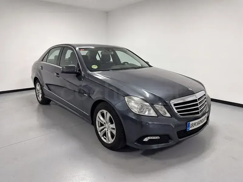 Usado Mercedes E220 Avantgarde 170 CV (125 kW) 2010 Gris / plata Berlina