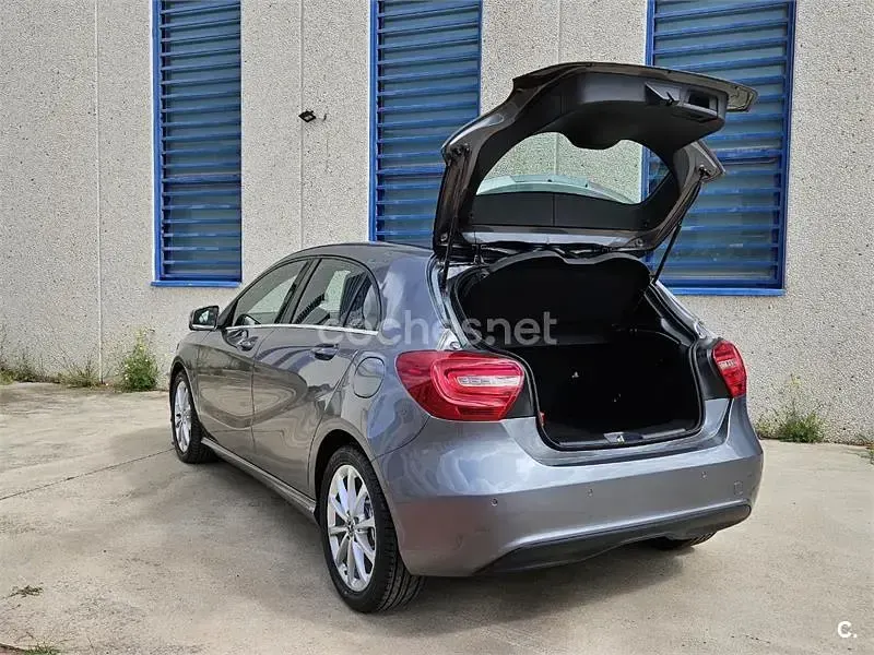 Usado Mercedes A180 Style 122 CV (89 kW) 2014 Gris / plata Berlina