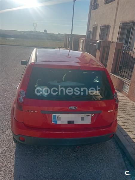 Usado Ford Fiesta Ambiente 68 CV (50 kW) 2008 Rojo Utilitario