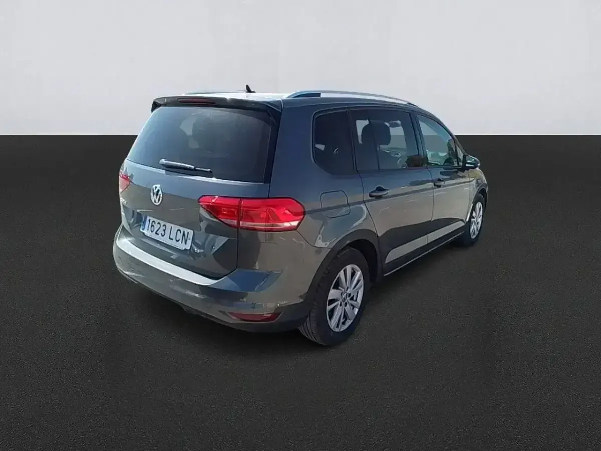 Usado VW Touran Advance 150 CV (110 kW) 2019 Gris / plata Monovolumen