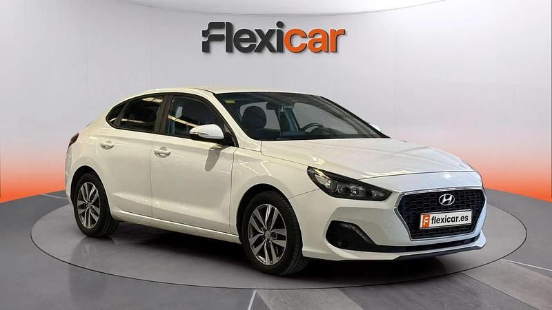 Usado Hyundai i30 120 CV (88 kW) 2018 Blanco Berlina