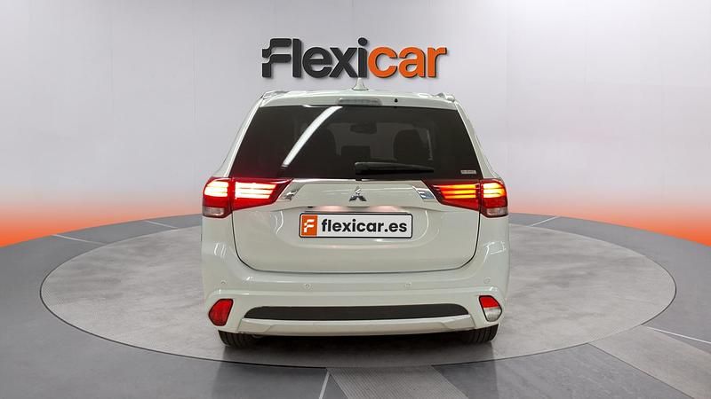Usado Mitsubishi Outlander P-HEV 203 CV (149 kW) 2018 Blanco SUV