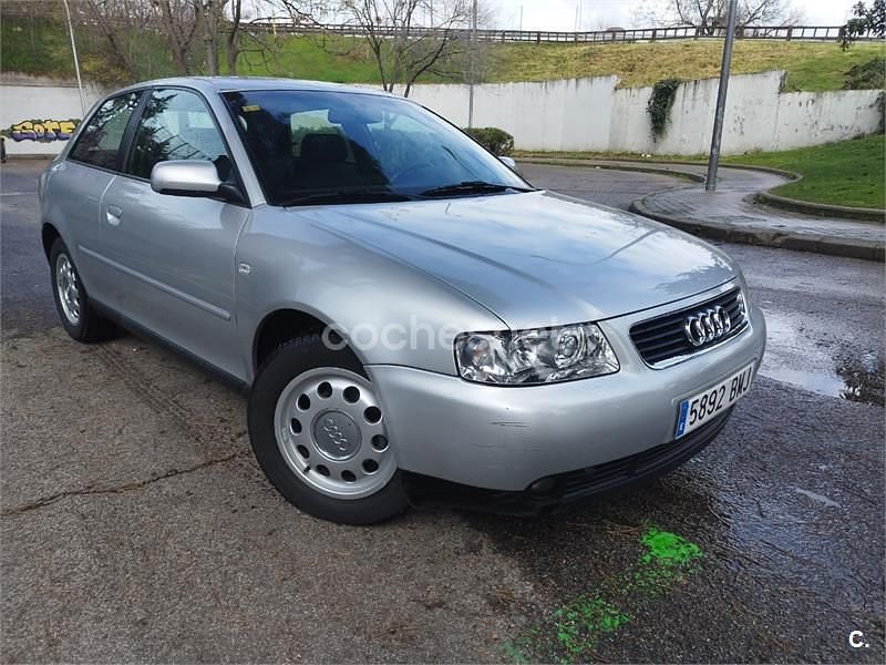 Usado Audi A3 Ambition 101 CV (74 kW) 2001 Gris / plata Utilitario