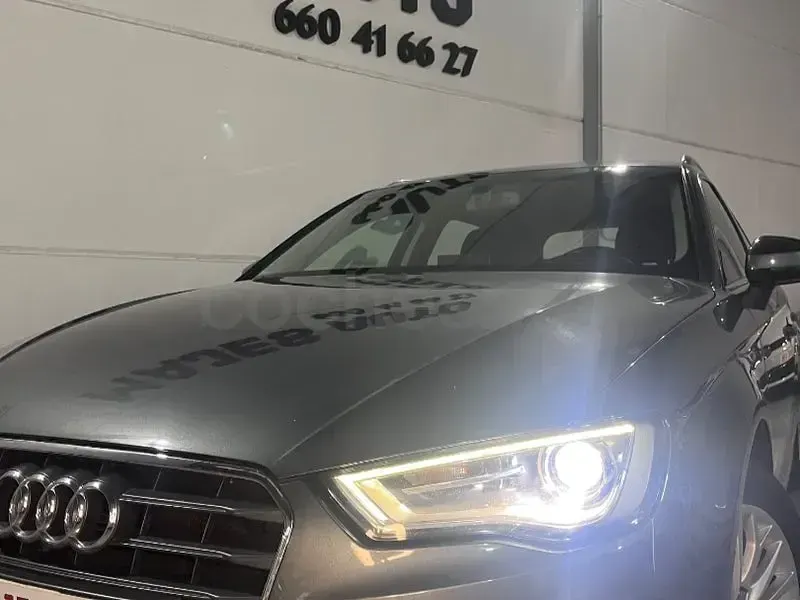 Usado Audi A3 Attraction 150 CV (110 kW) 2014 Gris / plata Berlina