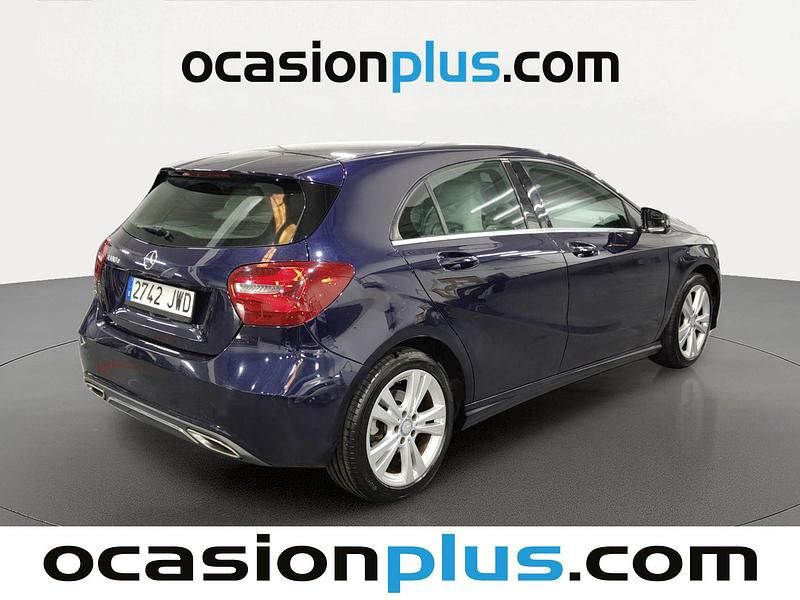 Usado Mercedes A180 109 CV (80 kW) 2017 Azul Utilitario