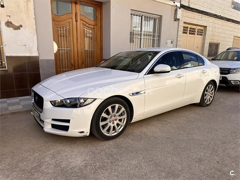 Usado Jaguar XE Prestige 180 CV (132 kW) 2015 Blanco Berlina