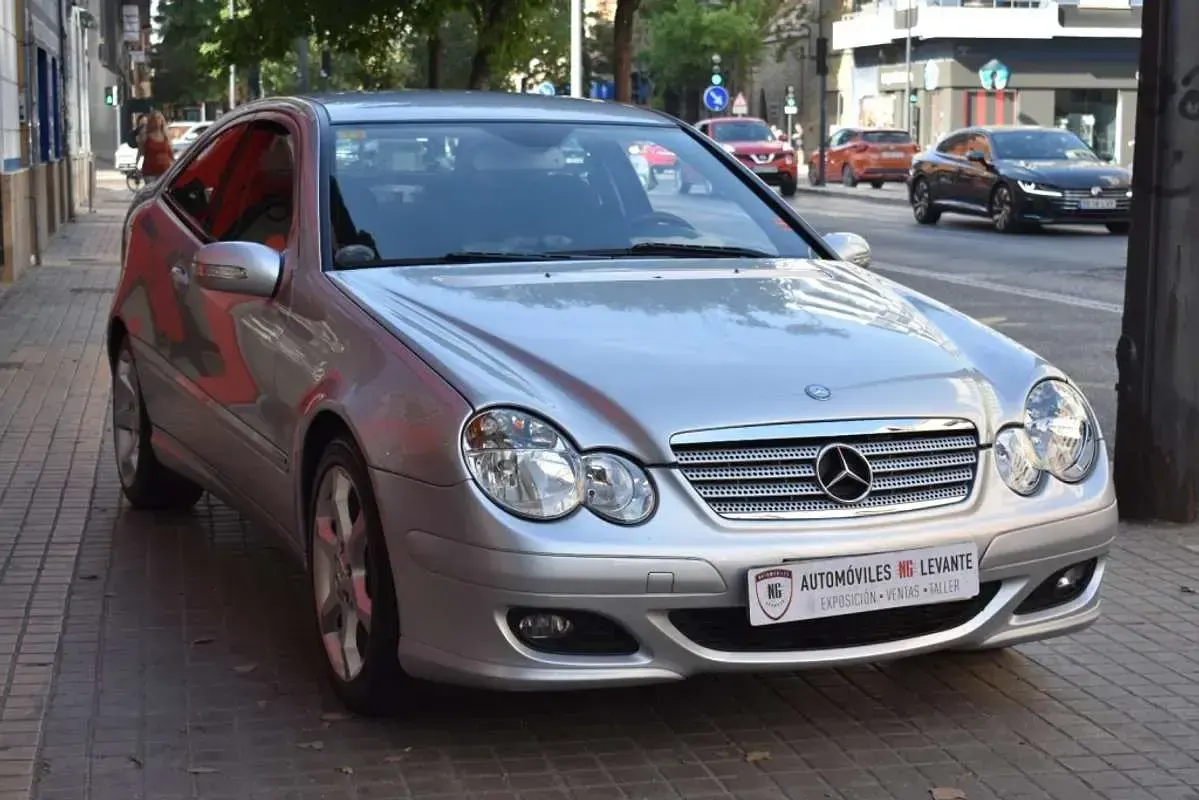 Usado Mercedes C220 Sport Edition 150 CV (110 kW) 2007 Plateado Coupe