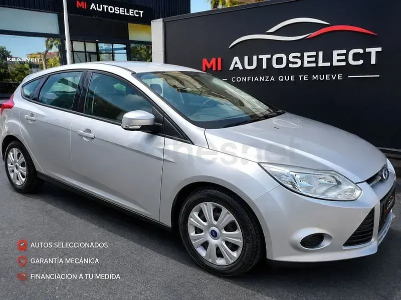 Usado Ford Focus Trend 109 CV (80 kW) 2011 Gris / plata Berlina