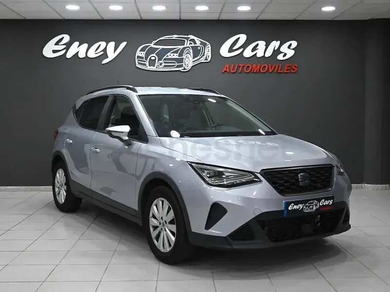 Usado Seat Arona Style 110 CV (80 kW) 2022 Gris / plata SUV