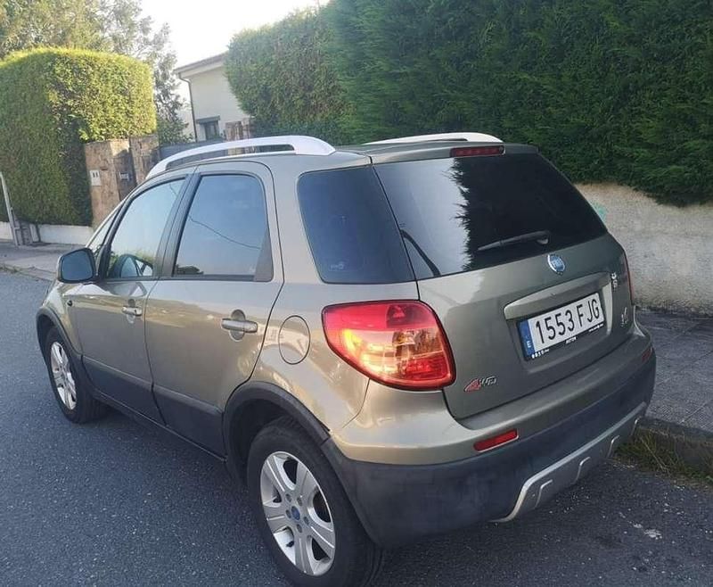 Usado Fiat Sedici Emotion 120 CV (88 kW) 2006 Marrón SUV