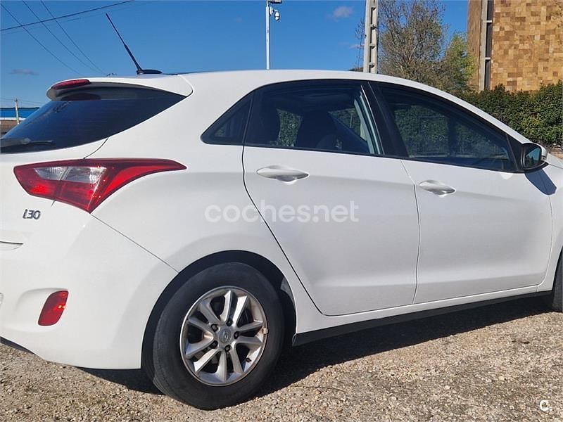 Usado Hyundai i30 90 CV (66 kW) 2013 Blanco Berlina