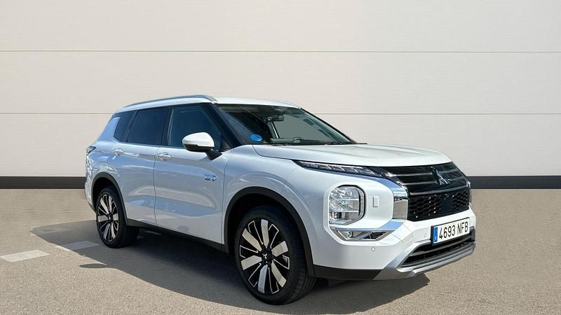 Usado Mitsubishi Outlander 306 CV (225 kW) 2025 Blanco SUV