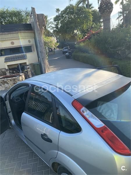 Gris / plata Usado 2005 Ford Focus Trend Berlina | 2700 € (Buen precio) - Imagen 1/4