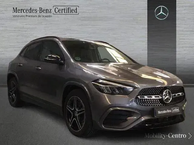 Usado Mercedes GLA200 150 CV (110 kW) 2024 Gris montaña SUV