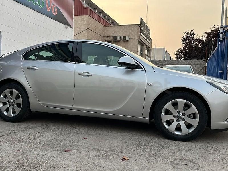 Usado Opel Insignia Selective 130 CV (95 kW) 2013 Gris / plata Berlina