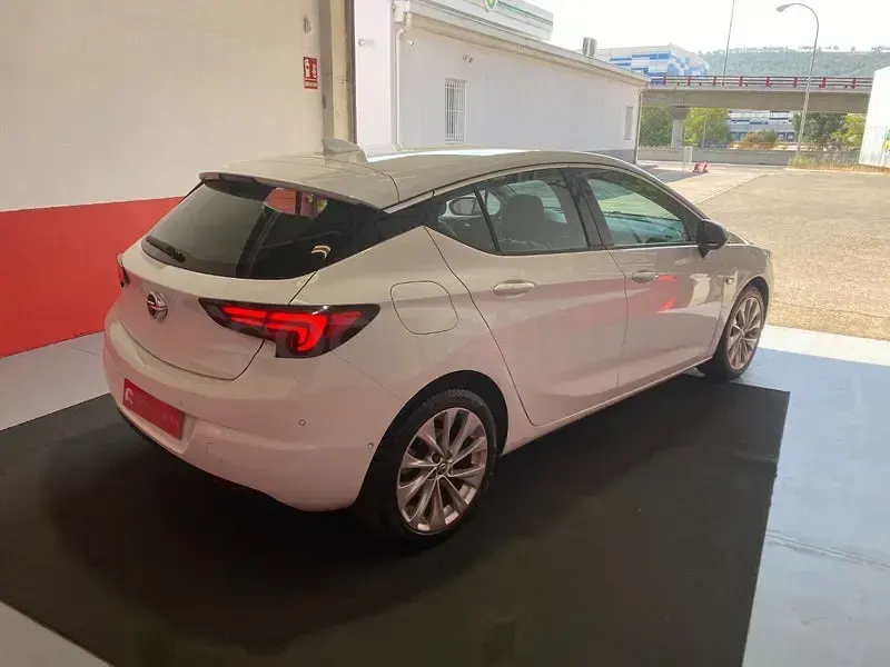 Usado Opel Astra Selective 136 CV (100 kW) 2018 Blanco Berlina