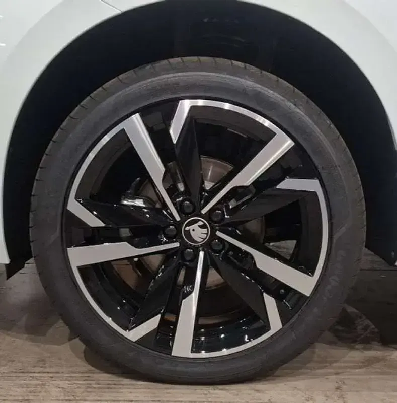 Usado Skoda Kamiq Monte Carlo 116 CV (85 kW) 2025 Blanco SUV