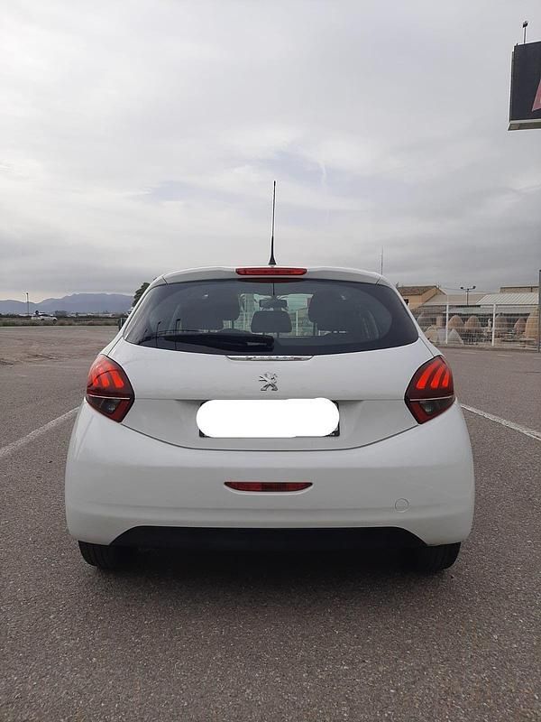 Usado Peugeot 208 Active 100 CV (73 kW) 2018 Blanco Utilitario
