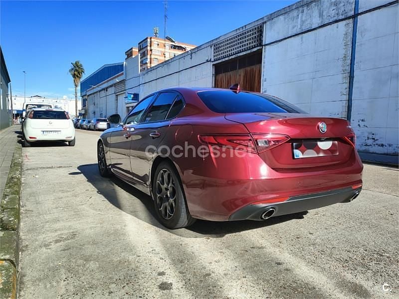 Usado Alfa Romeo Giulia Super 180 CV (132 kW) 2016 Rojo Berlina