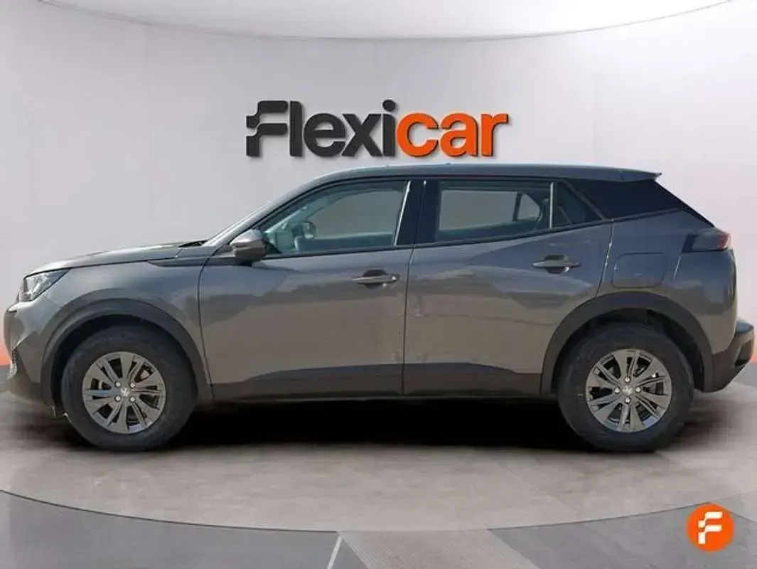 Usado Peugeot 2008 Active 110 CV (80 kW) 2021 Gris SUV