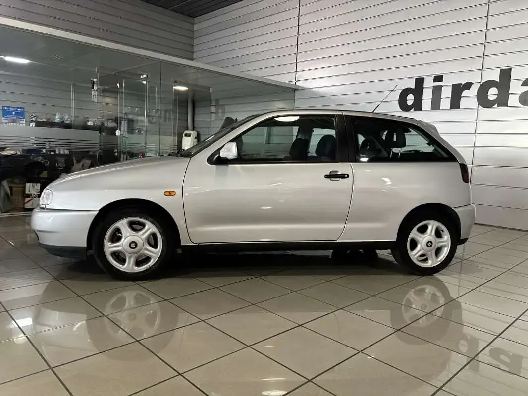 Usado Seat Ibiza 110 CV (80 kW) 1998 Gris Utilitario