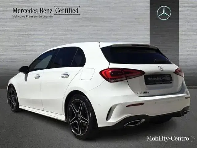 Usado Mercedes A200 AMG line 150 CV (110 kW) 2023 Blanco polar