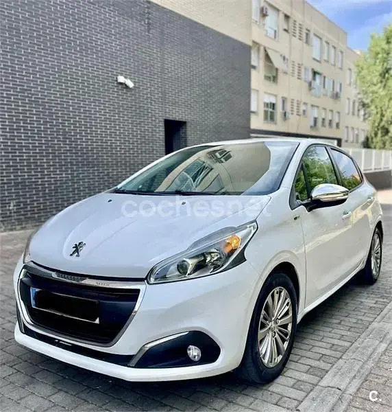 Usado Peugeot 208 Allure 82 CV (60 kW) 2017 Blanco Utilitario
