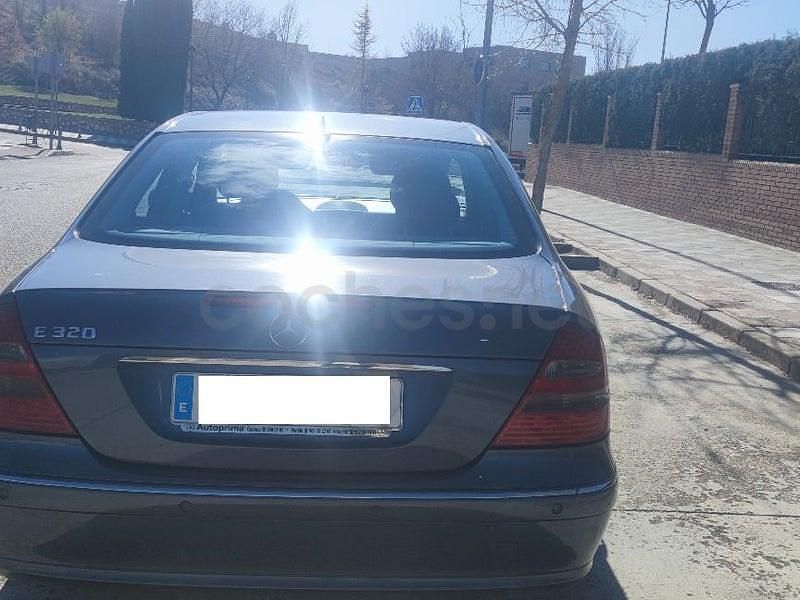 Usado Mercedes E320 Avantgarde 224 CV (164 kW) 2006 Azul Berlina