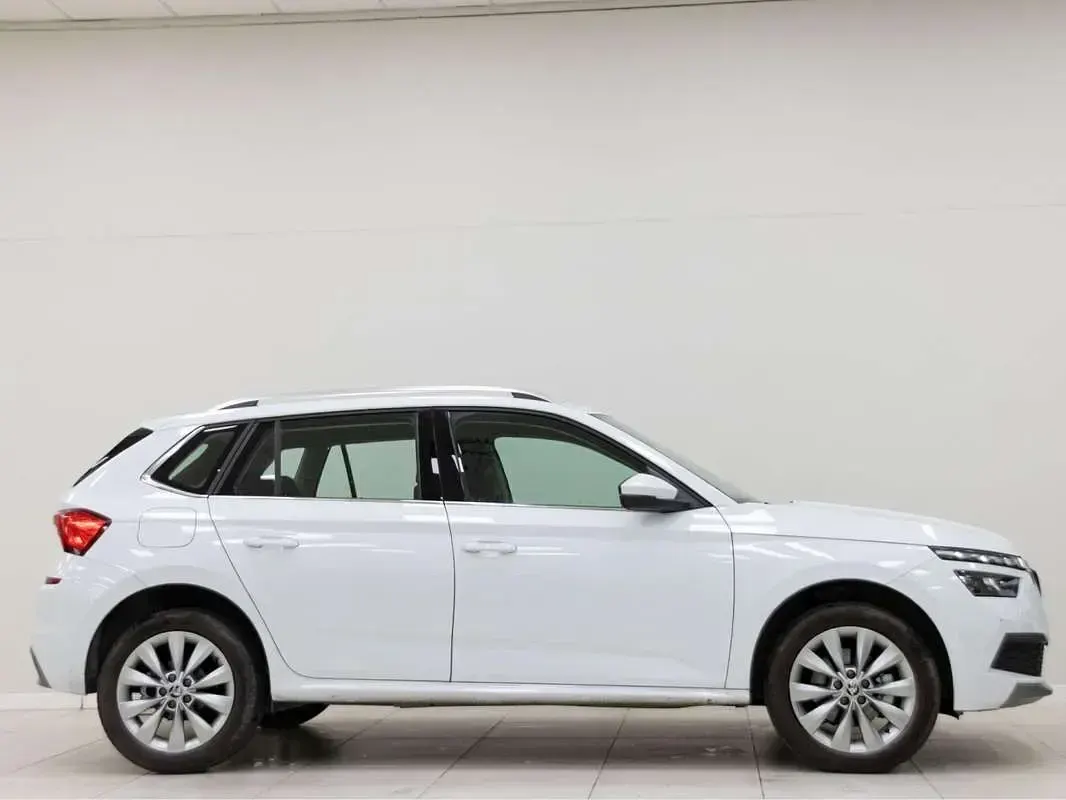 Usado Skoda Kamiq Ambition 110 CV (80 kW) 2021 Blanco SUV