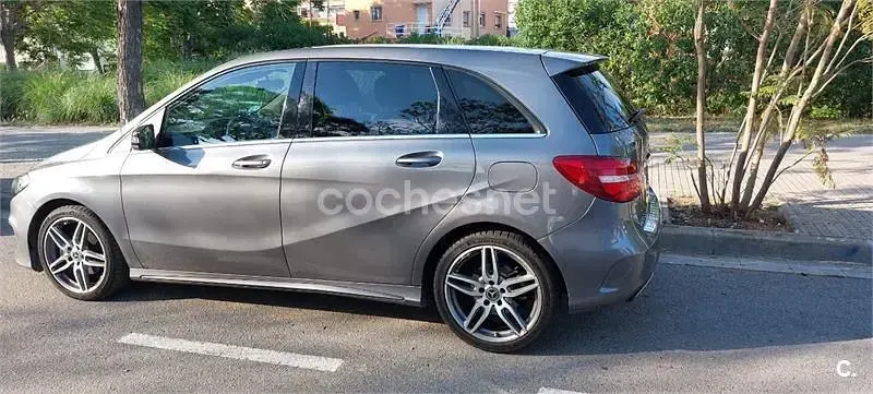 Usado Mercedes B200 AMG line 136 CV (100 kW) 2017 Gris / plata Monovolumen