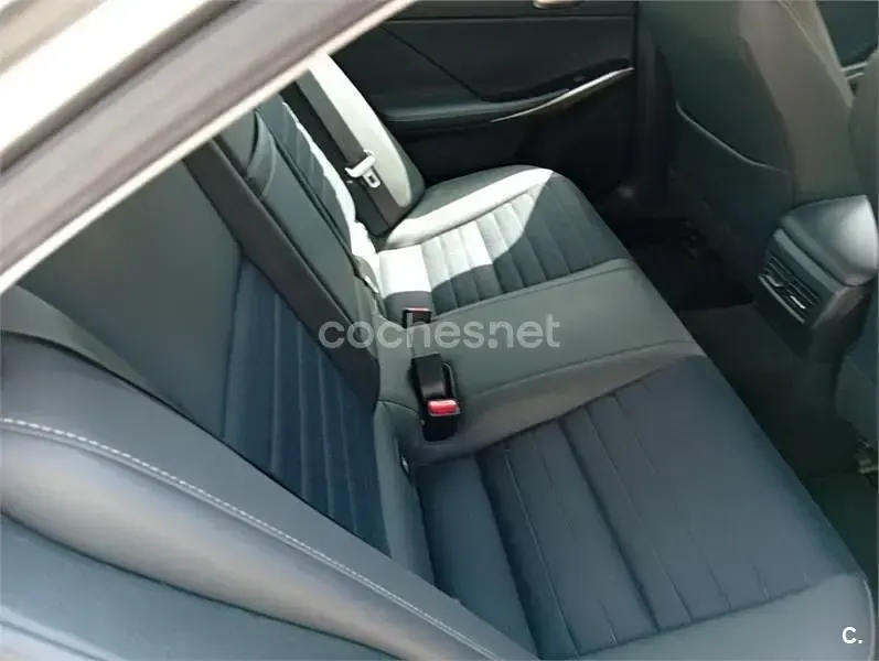 Usado Lexus IS300h Executive Line 223 CV (164 kW) 2018 Gris / plata Berlina