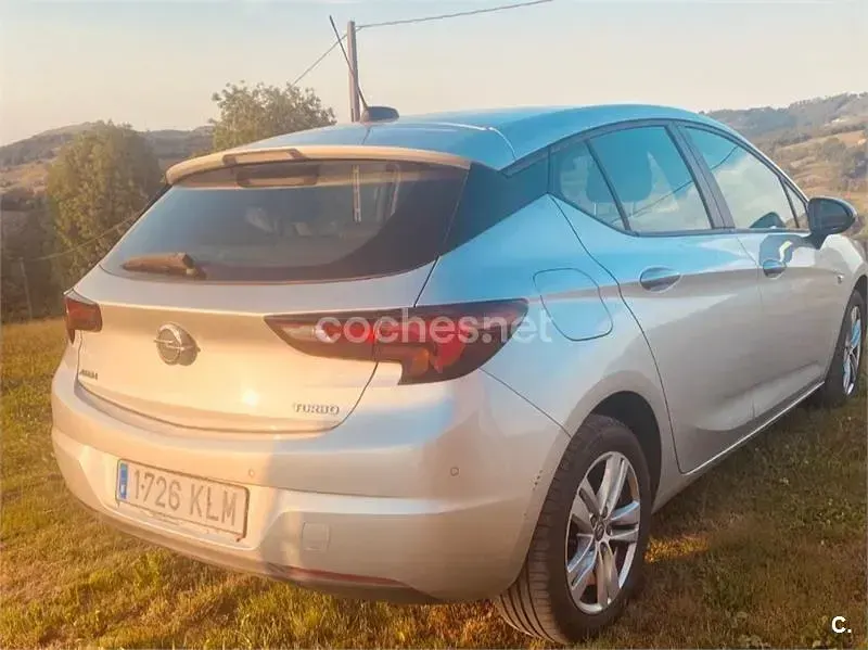 Usado Opel Astra Selective 125 CV (91 kW) 2018 Gris / plata Berlina