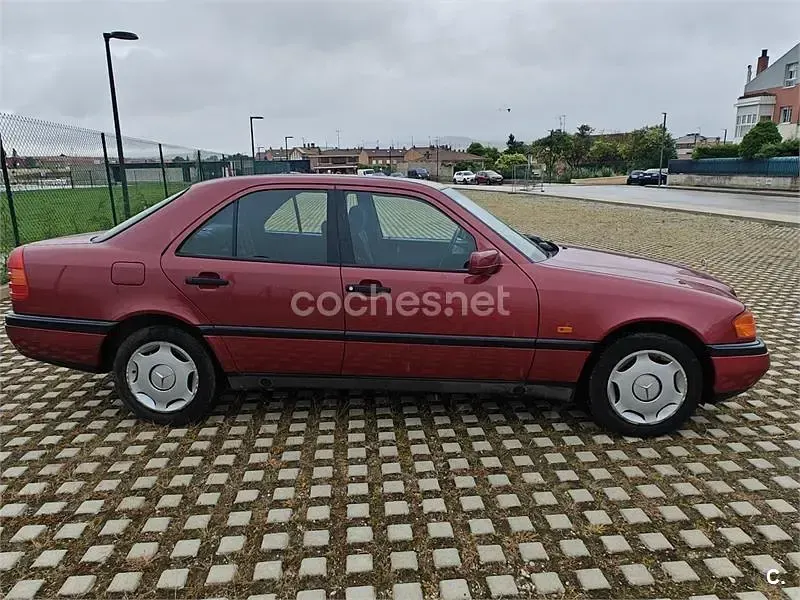 Usado Mercedes C180 122 CV (89 kW) 1993 Rojo Berlina