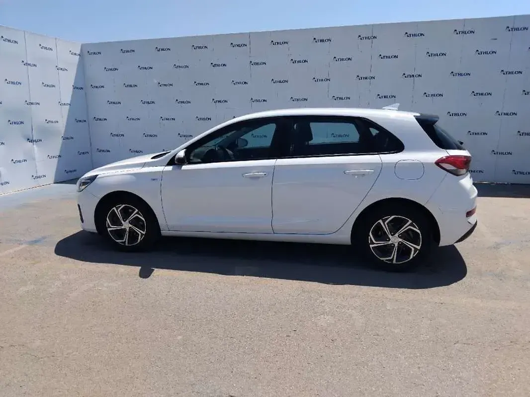 Usado Hyundai i30 120 CV (88 kW) 2022 Blanco Utilitario