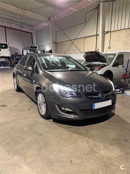 Usado Opel Astra Selective 115 CV (84 kW) 2013 Gris / plata Familiar