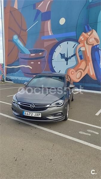 Usado Opel Astra Dynamic 125 CV (91 kW) 2017 Gris / plata Berlina