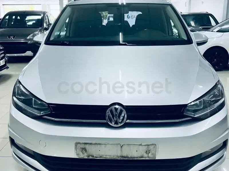 Usado VW Touran Advance 115 CV (84 kW) 2019 Gris / plata Monovolumen