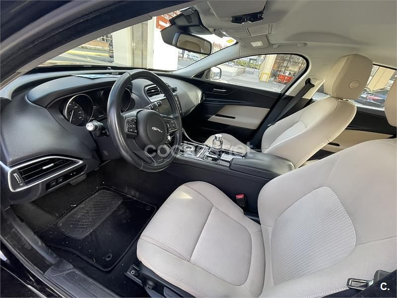 Usado Jaguar XE Prestige 240 CV (176 kW) 2018 Negro Berlina