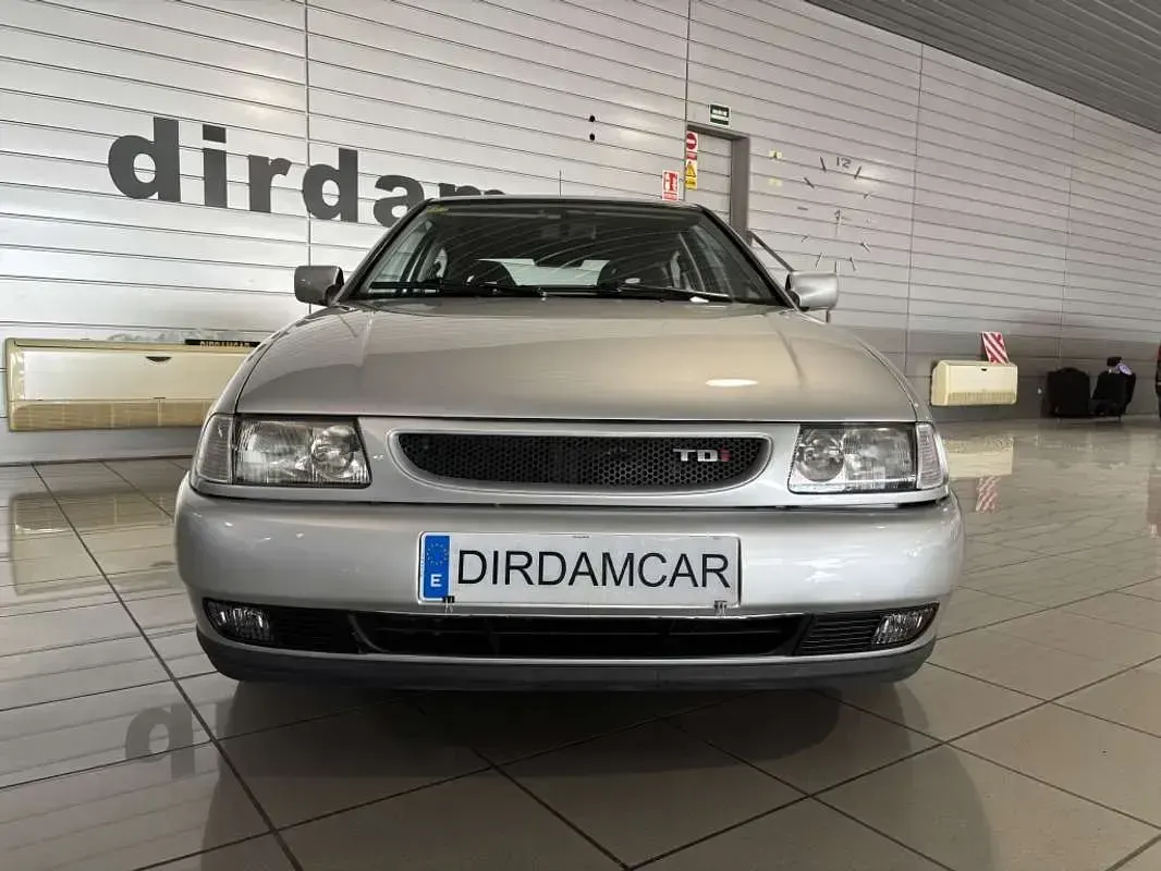 Usado Seat Ibiza 110 CV (80 kW) 1998 Gris Utilitario