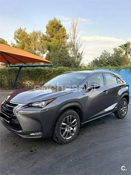 Usado Lexus NX300h Executive Line 197 CV (144 kW) 2016 Gris / plata SUV