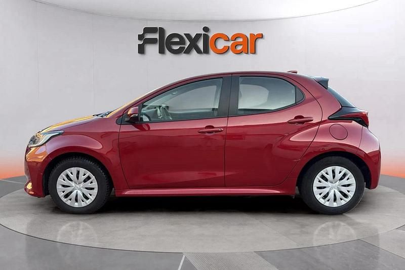 Usado Toyota Yaris Hybrid Active 116 CV (85 kW) 2023 Rojo Berlina