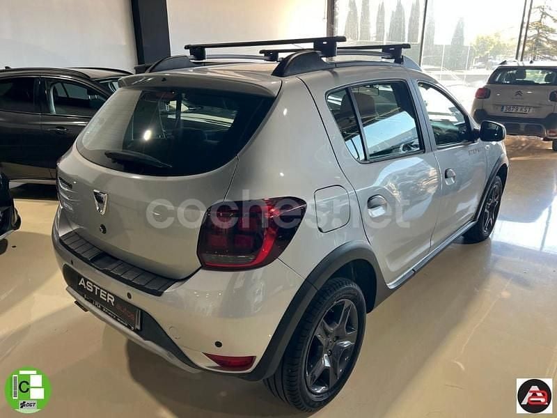 Usado Dacia Sandero Stepway 90 CV (66 kW) 2017 Gris / plata Utilitario