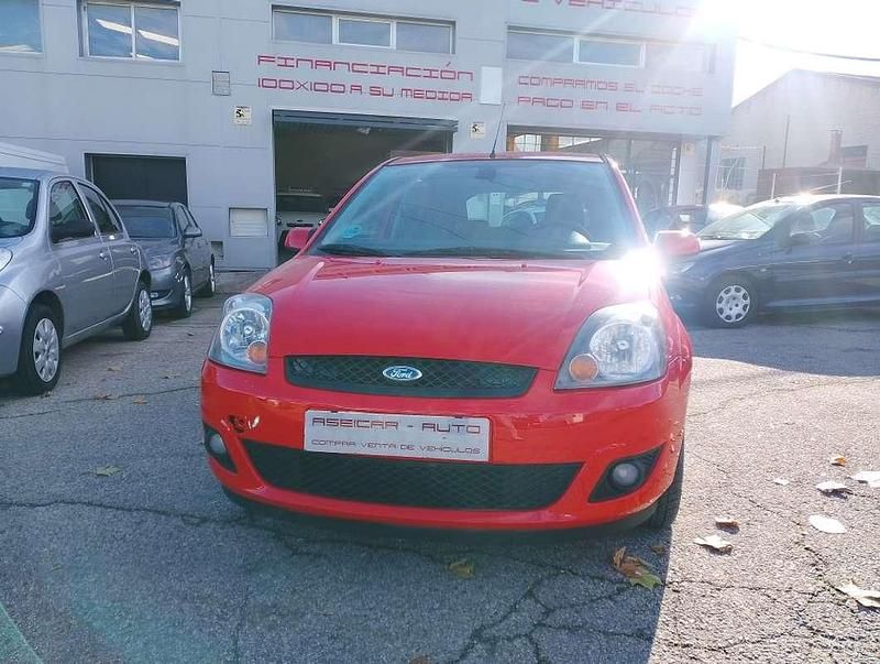Usado Ford Fiesta 80 CV (58 kW) 2007 Rojo Utilitario