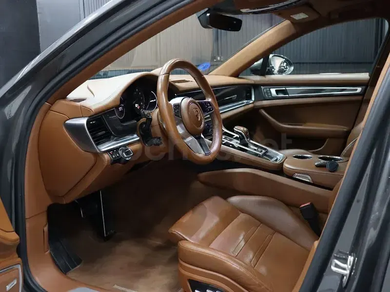 Usado Porsche Panamera Sport Turismo 462 CV (339 kW) 2018 Gris / plata Familiar