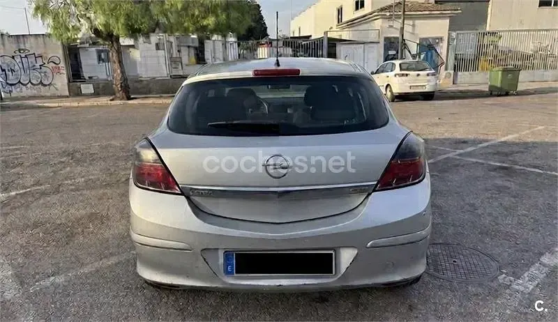 Usado Opel Astra GTC Enjoy 100 CV (73 kW) 2006 Gris / plata Berlina